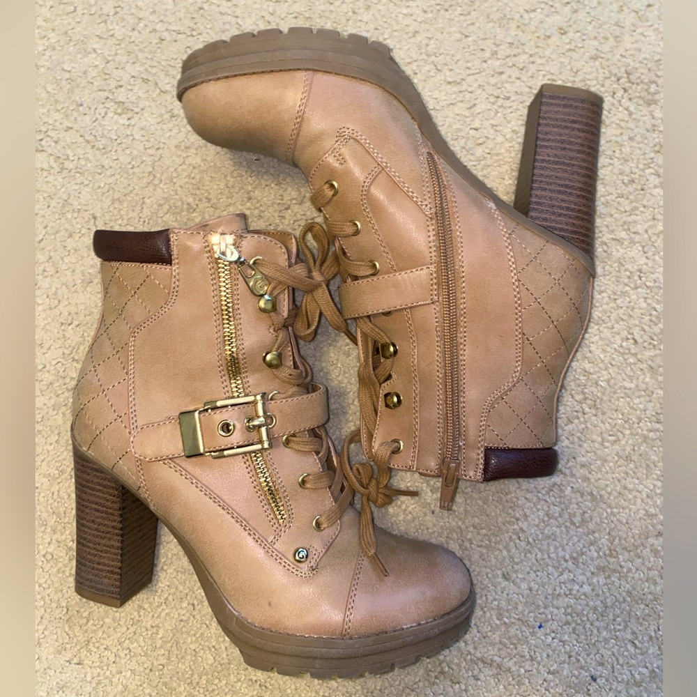 Woman’s GUESS boot